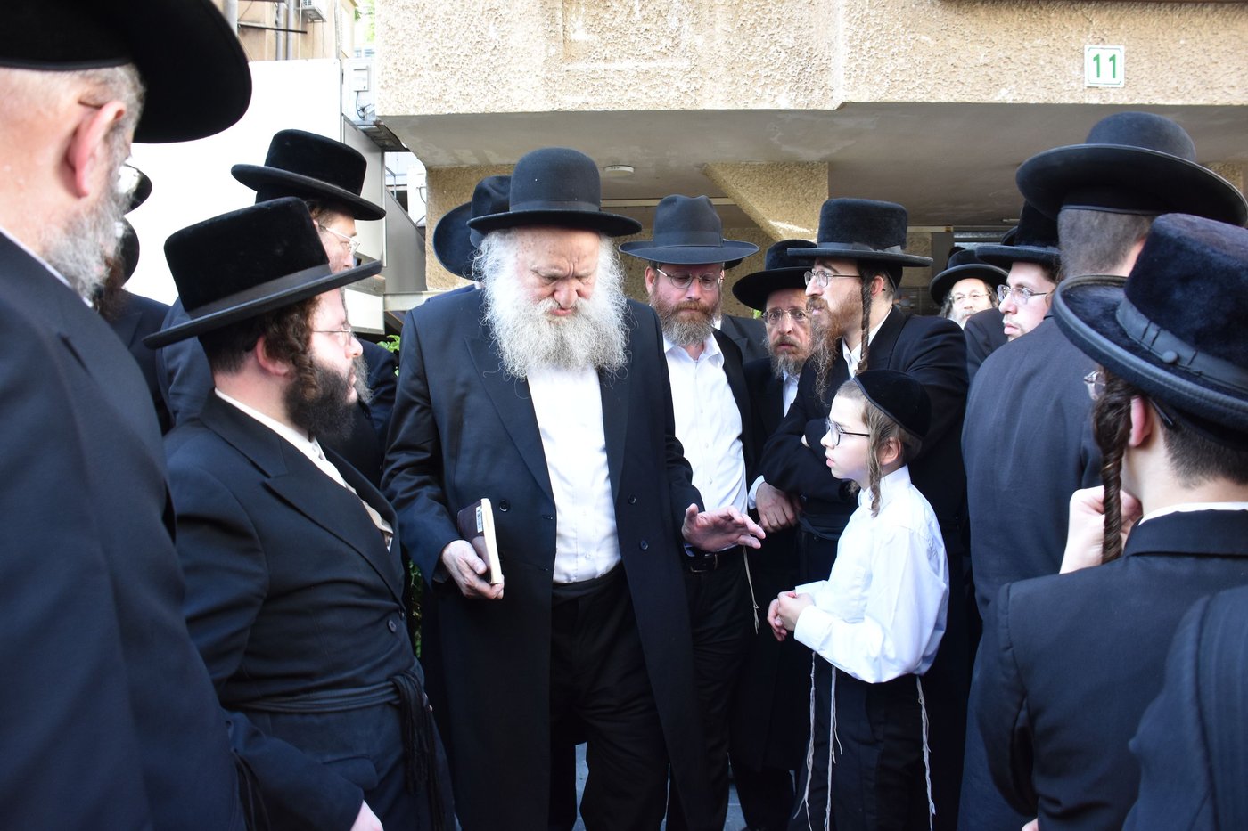 מסע הלוויית הרה"צ רבי חיים דב הלפרין זצ"ל