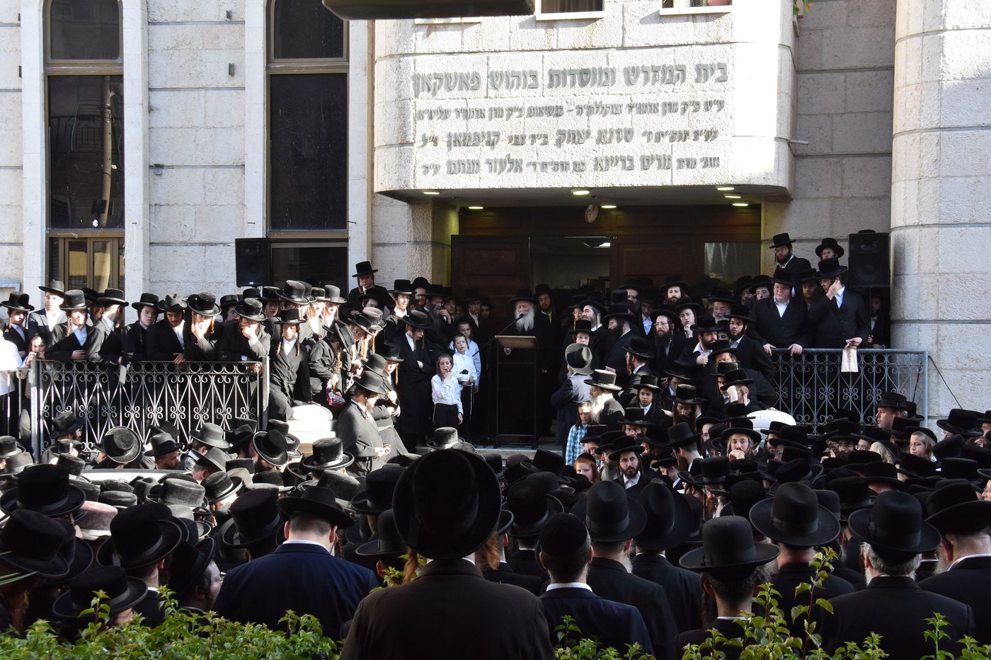 מסע הלוויית הרה"צ רבי חיים דב הלפרין זצ"ל