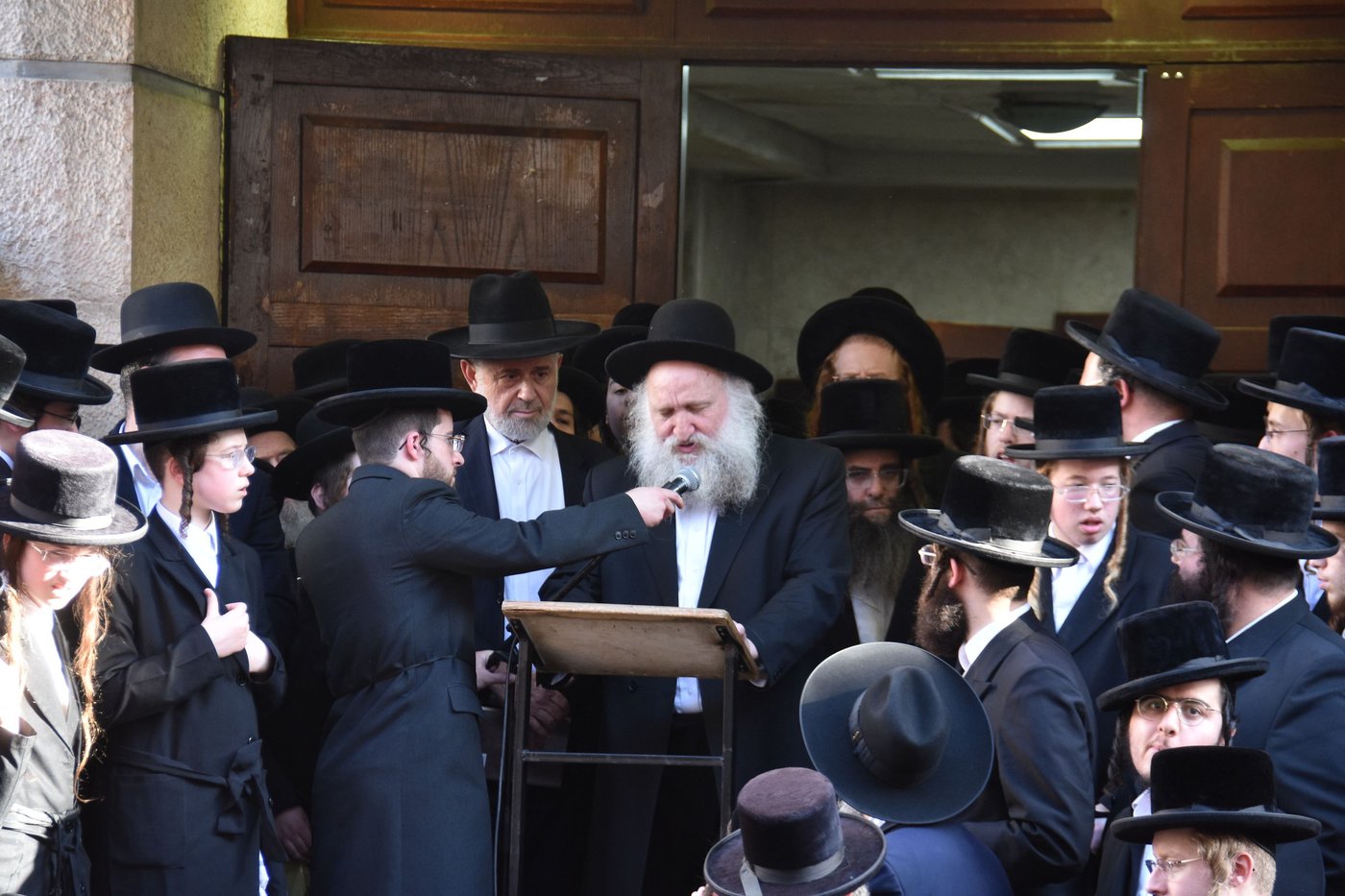 מסע הלוויית הרה"צ רבי חיים דב הלפרין זצ"ל