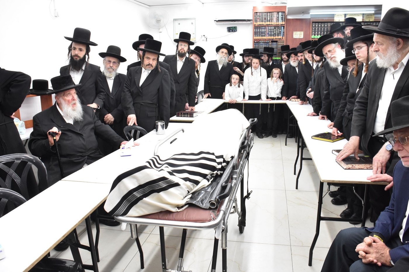 מסע הלוויית הרה"צ רבי חיים דב הלפרין זצ"ל