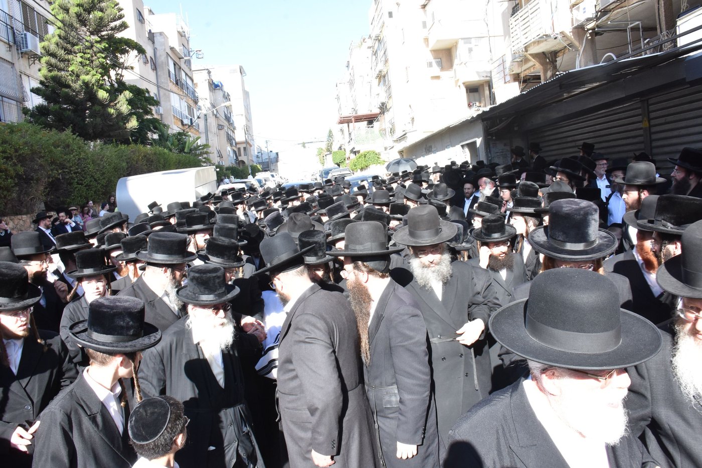 מסע הלוויית הרה"צ רבי חיים דב הלפרין זצ"ל