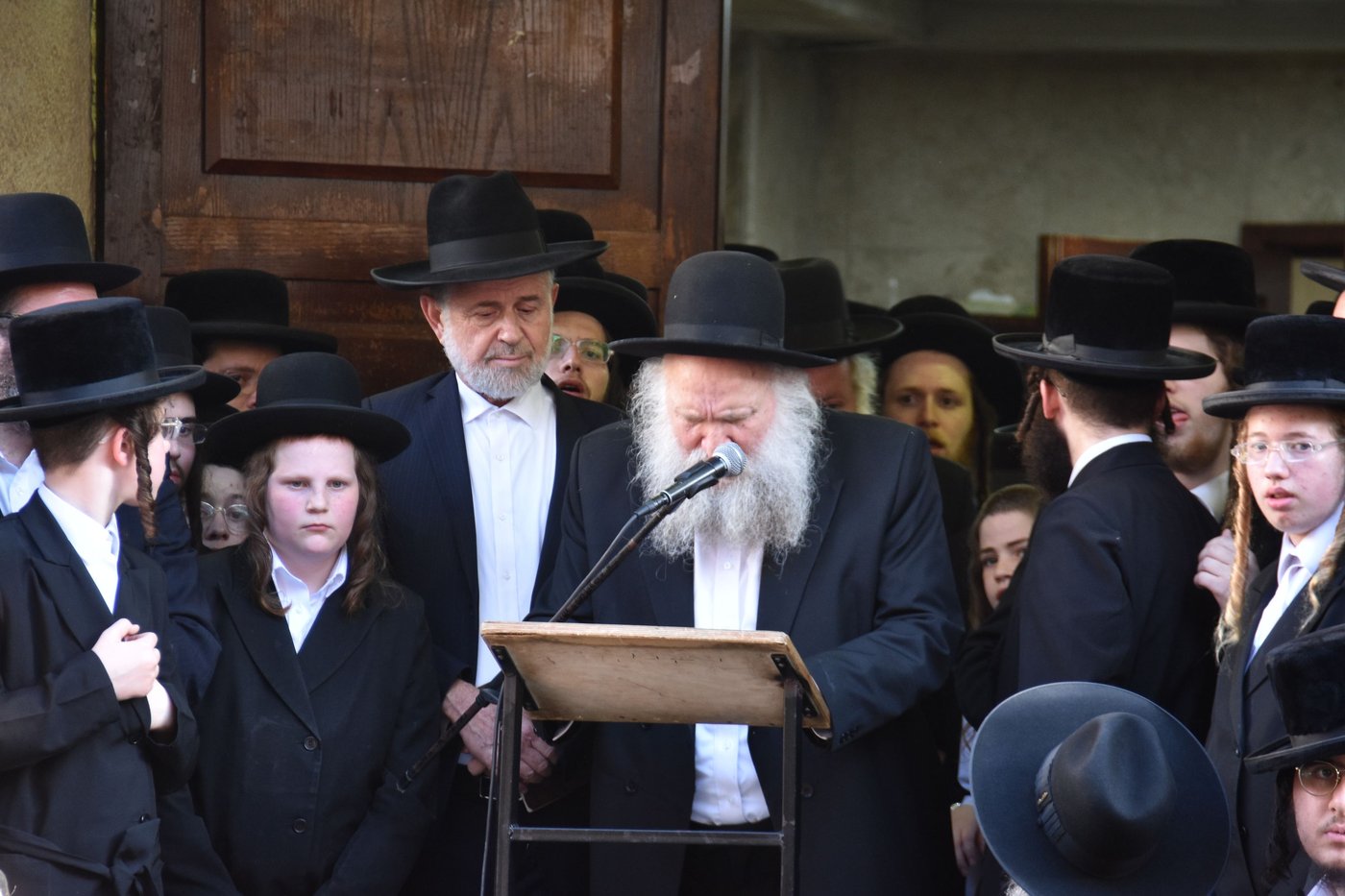 מסע הלוויית הרה"צ רבי חיים דב הלפרין זצ"ל