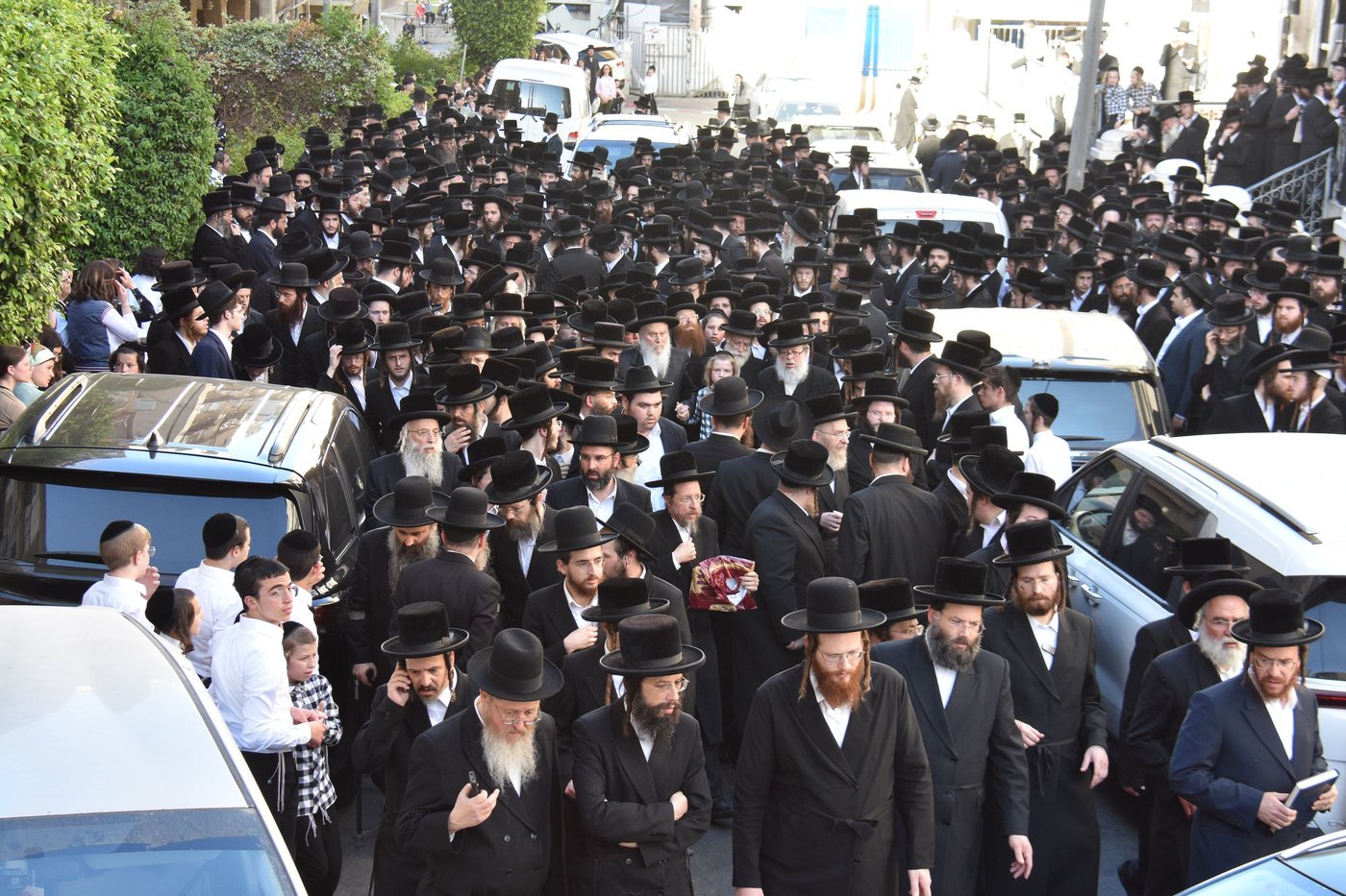 מסע הלוויית הרה"צ רבי חיים דב הלפרין זצ"ל