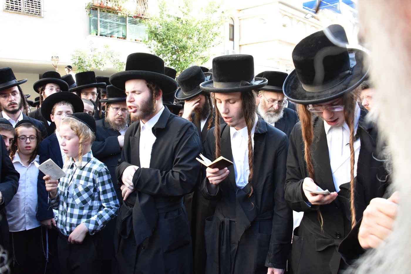 מסע הלוויית הרה"צ רבי חיים דב הלפרין זצ"ל