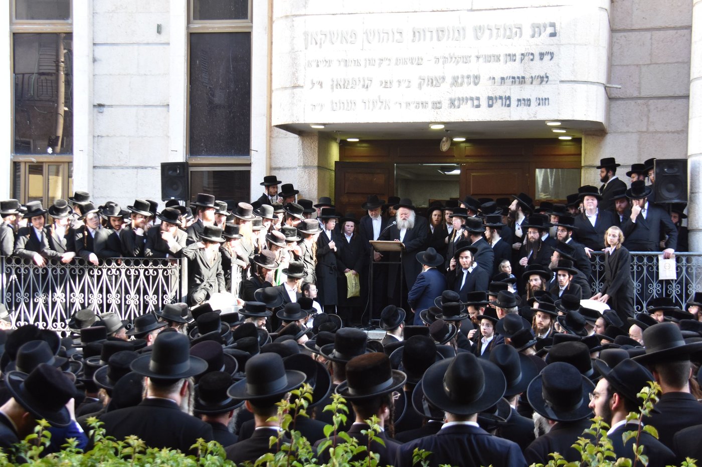 מסע הלוויית הרה"צ רבי חיים דב הלפרין זצ"ל