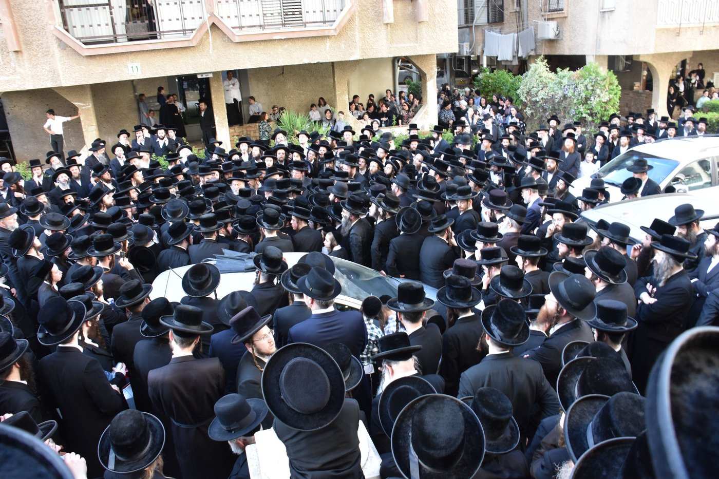 מסע הלוויית הרה"צ רבי חיים דב הלפרין זצ"ל