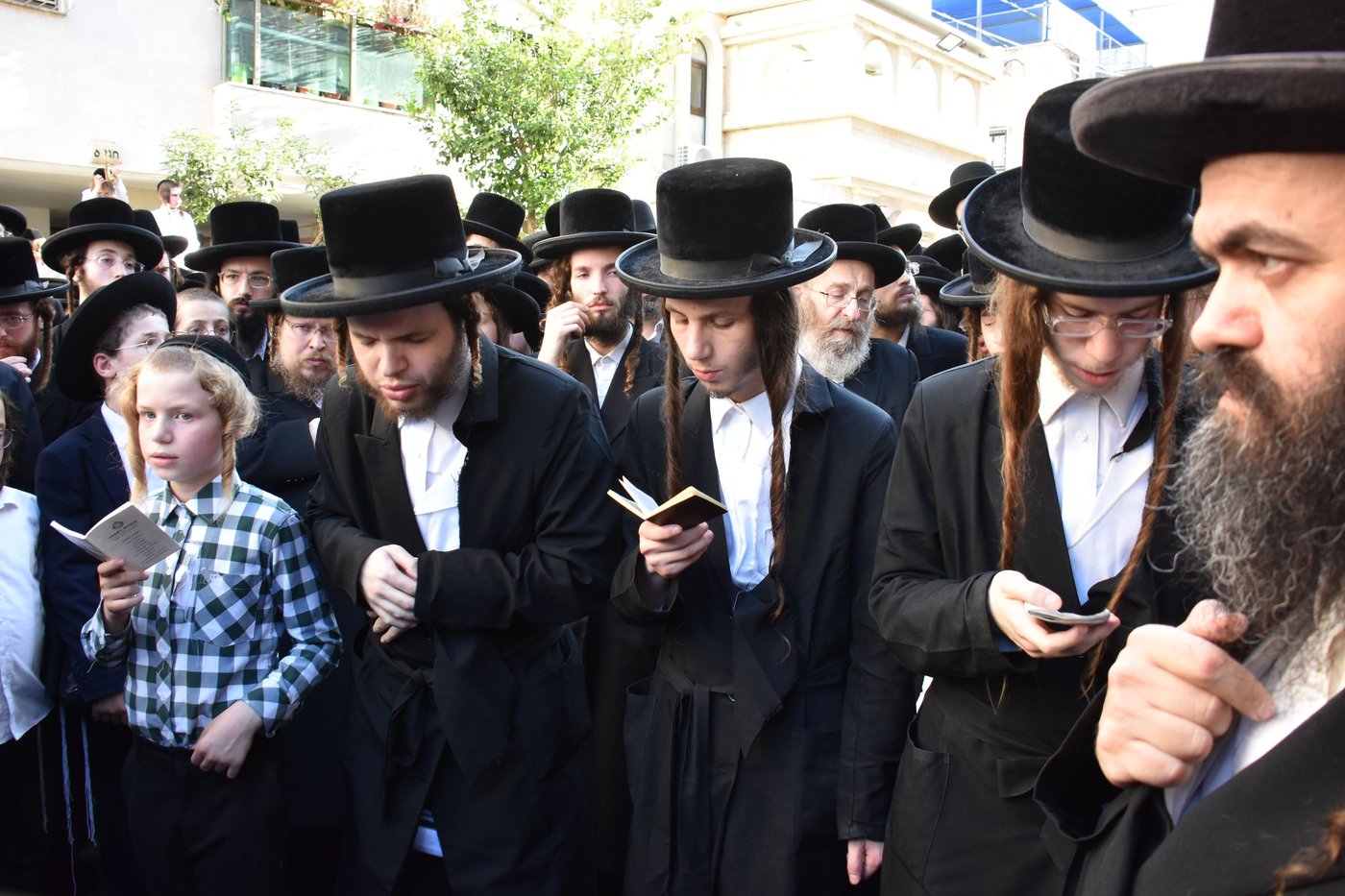 מסע הלוויית הרה"צ רבי חיים דב הלפרין זצ"ל
