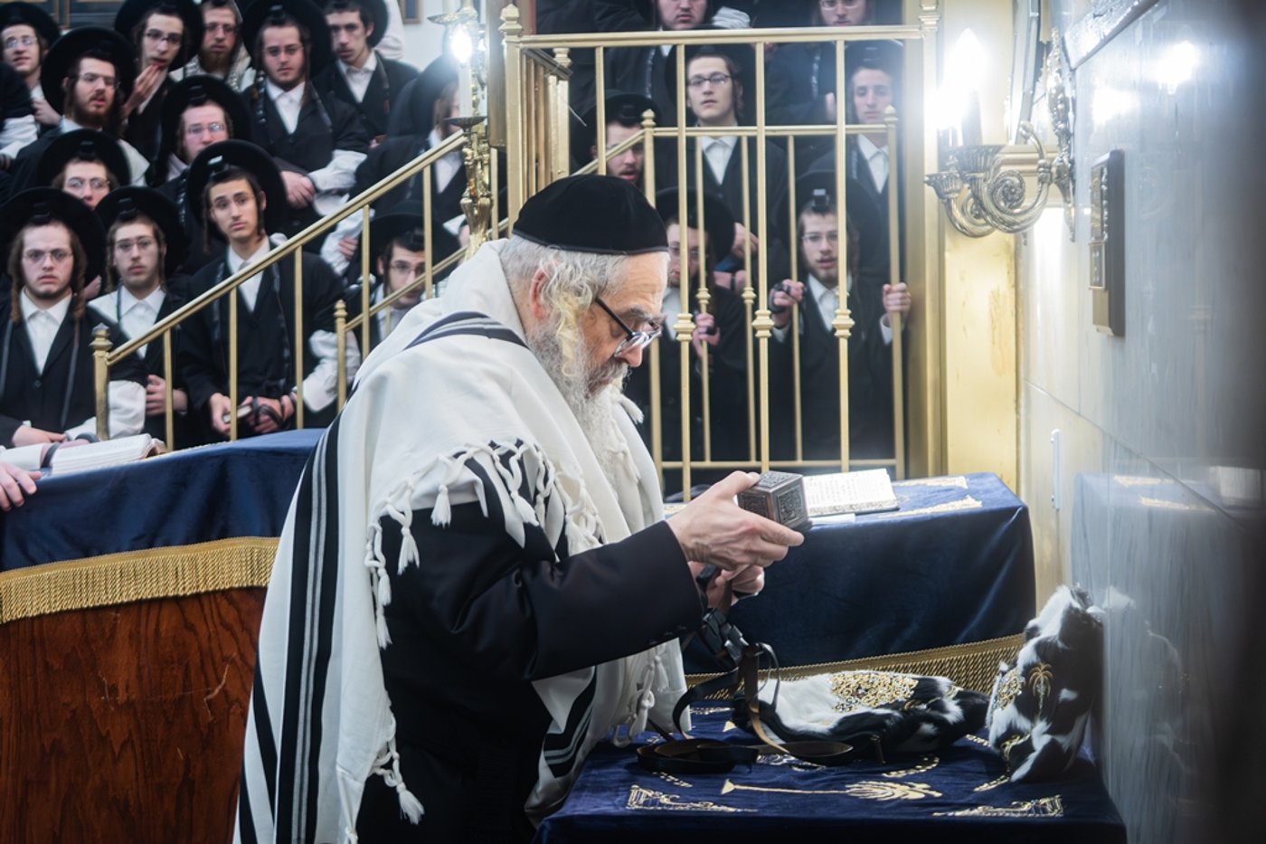 האדמו"ר מסאטמר בהנחת תפילין הירושה