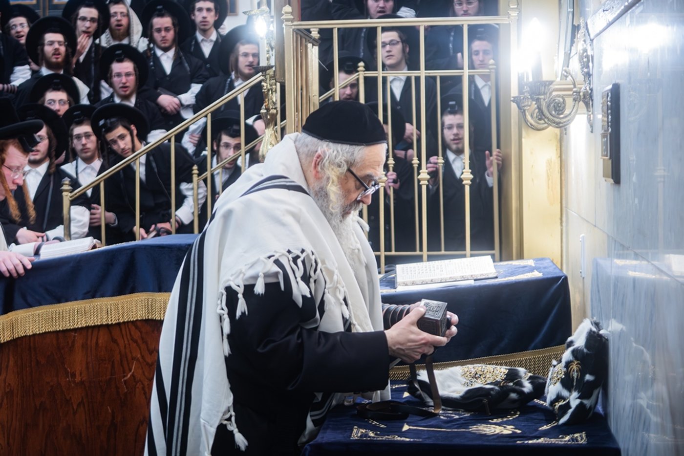 האדמו"ר מסאטמר בהנחת תפילין הירושה