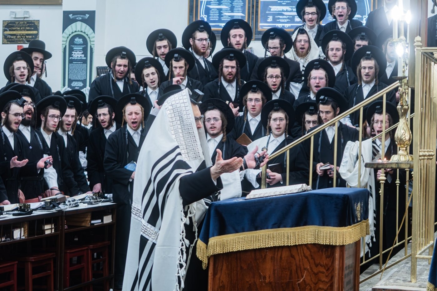 האדמו"ר מסאטמר בהנחת תפילין הירושה