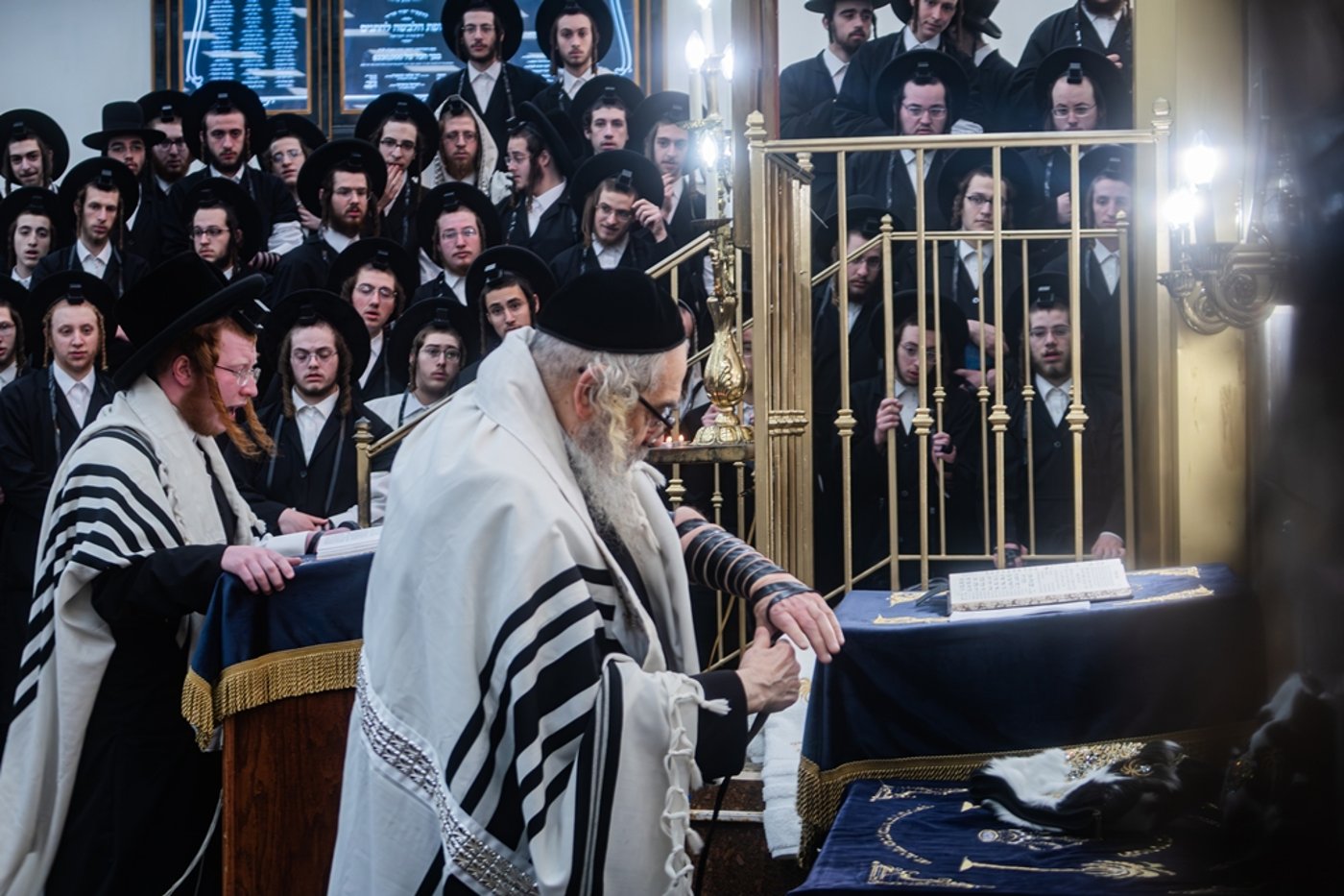 האדמו"ר מסאטמר בהנחת תפילין הירושה