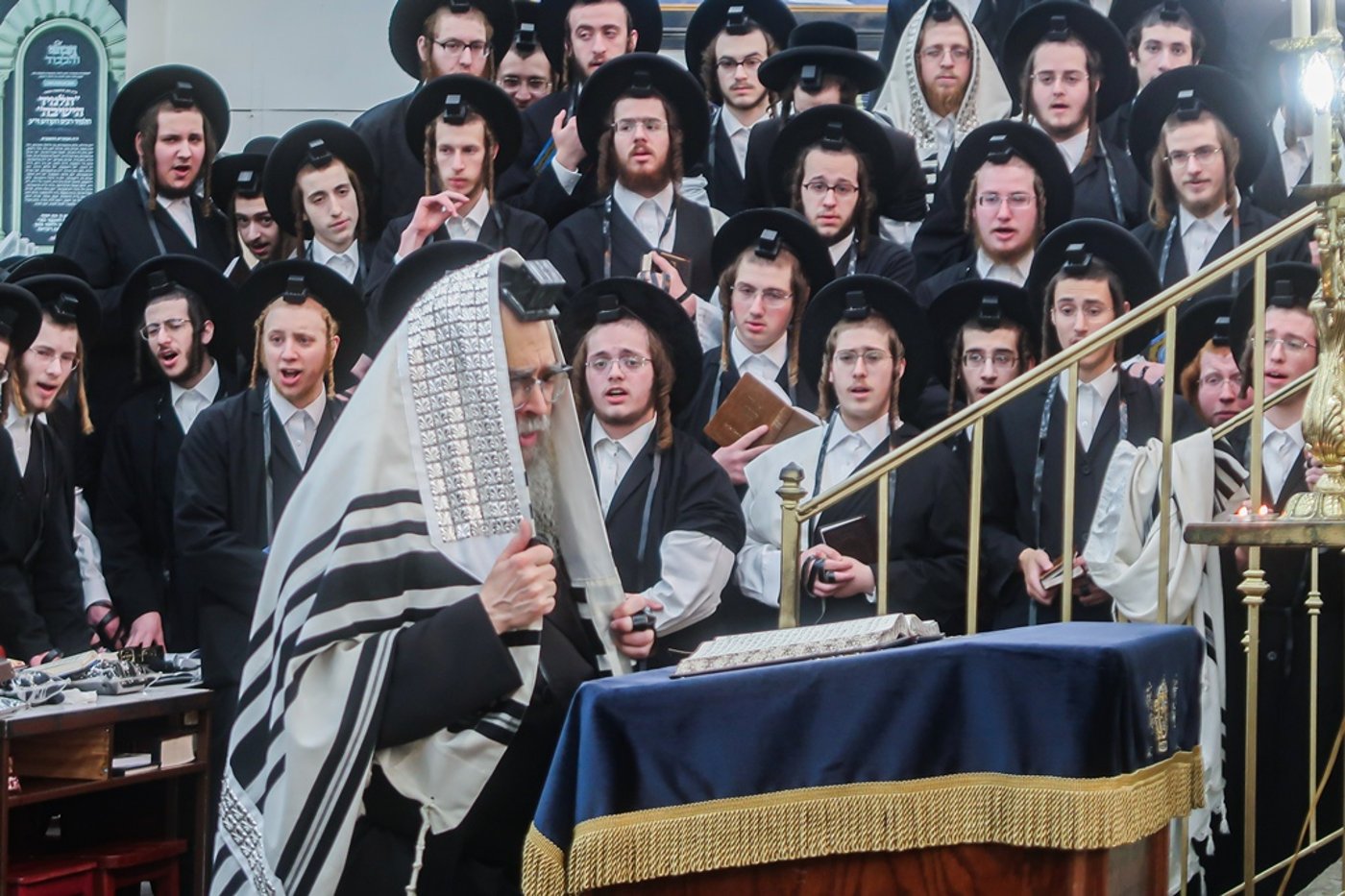 האדמו"ר מסאטמר בהנחת תפילין הירושה