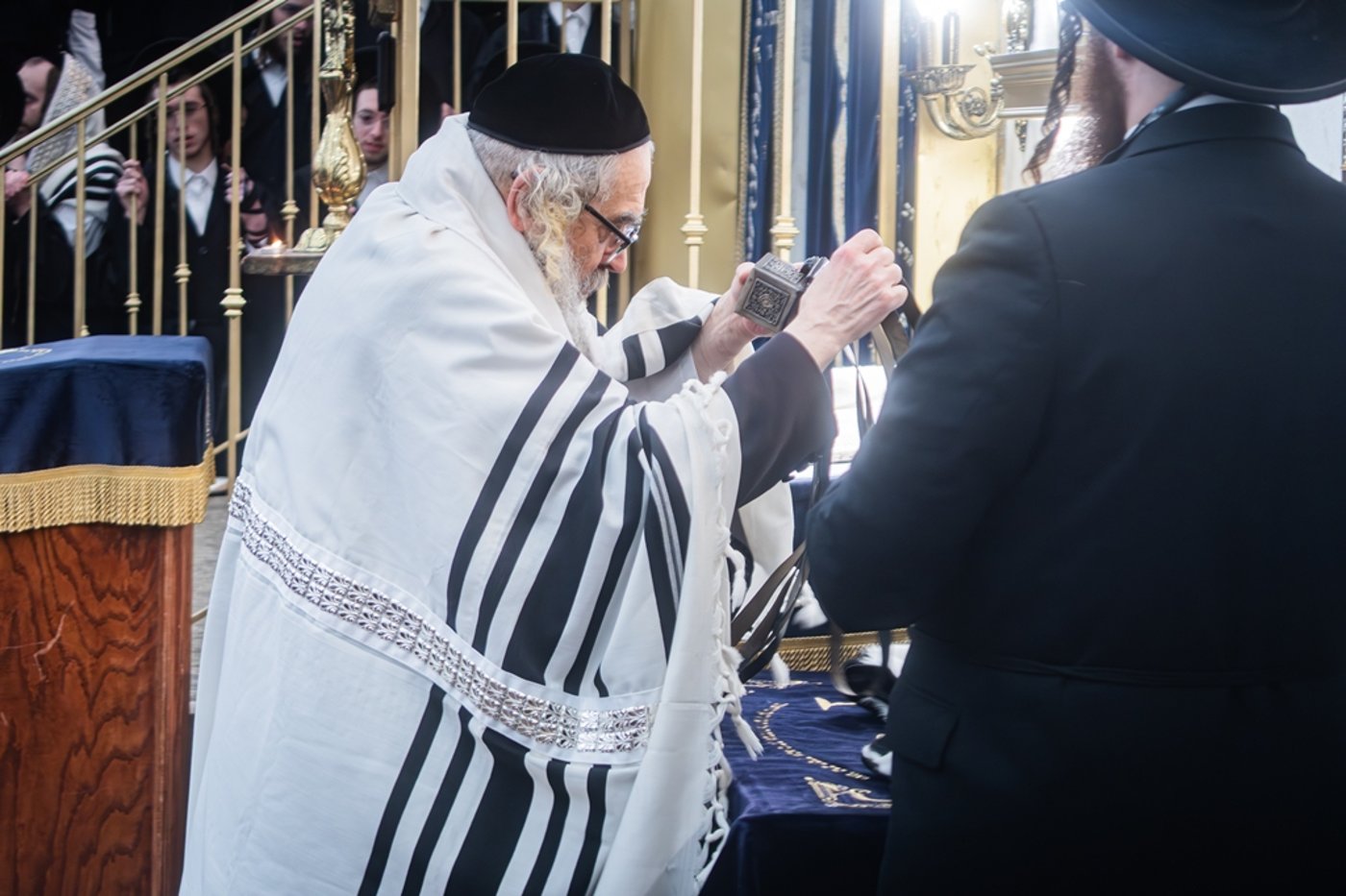 האדמו"ר מסאטמר בהנחת תפילין הירושה