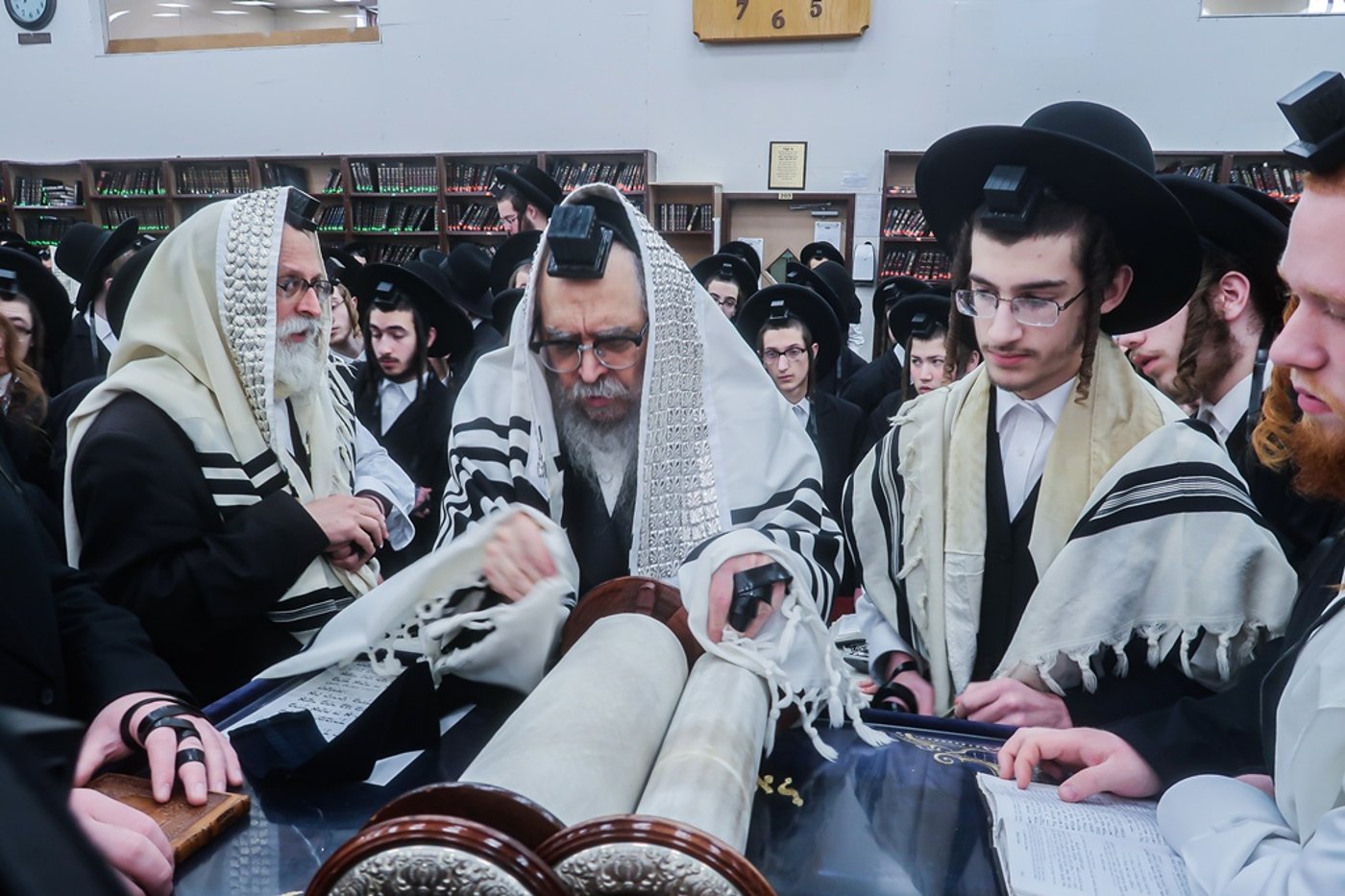 האדמו"ר מסאטמר בהנחת תפילין הירושה