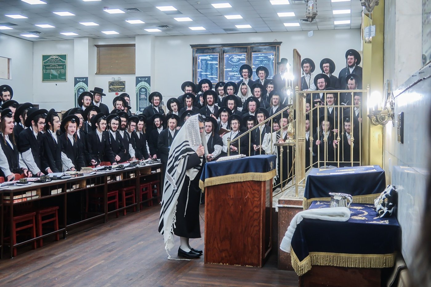 האדמו"ר מסאטמר בהנחת תפילין הירושה