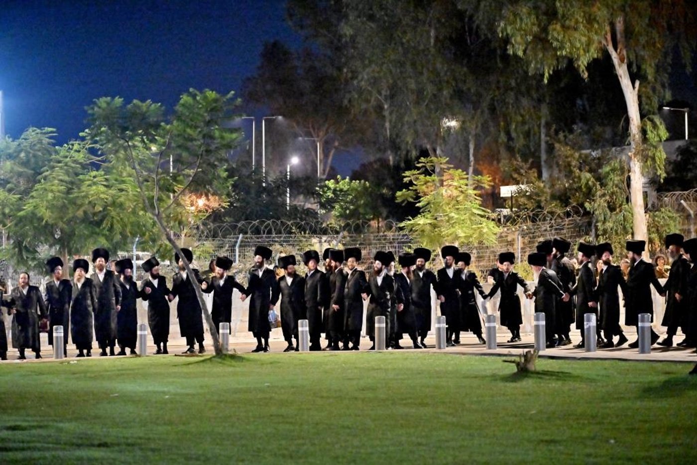 חסידי גור בהפגנה מול כלא 10