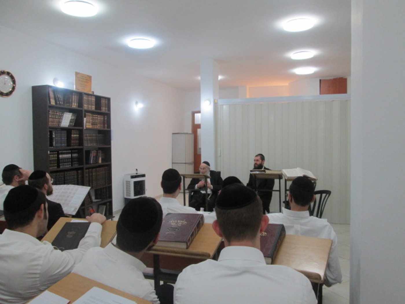 ראש הישיבה הגאון רבי יהושע אייכנשטיין בישיבת קיבוץ 'חיי דעת'