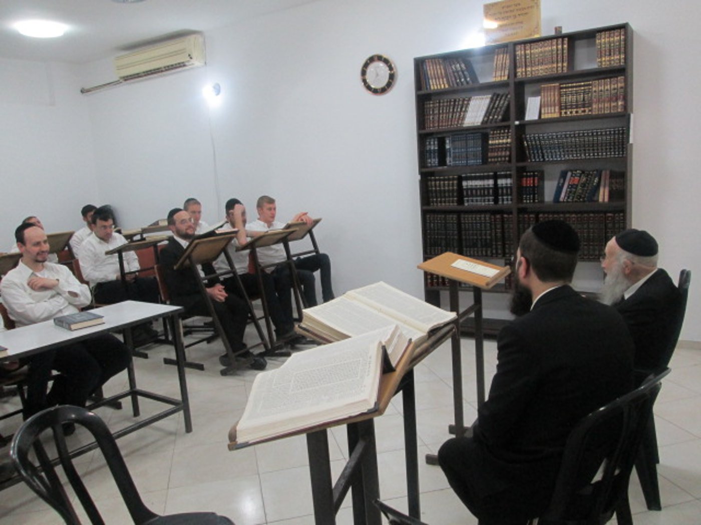 ראש הישיבה הגאון רבי יהושע אייכנשטיין בישיבת קיבוץ 'חיי דעת'