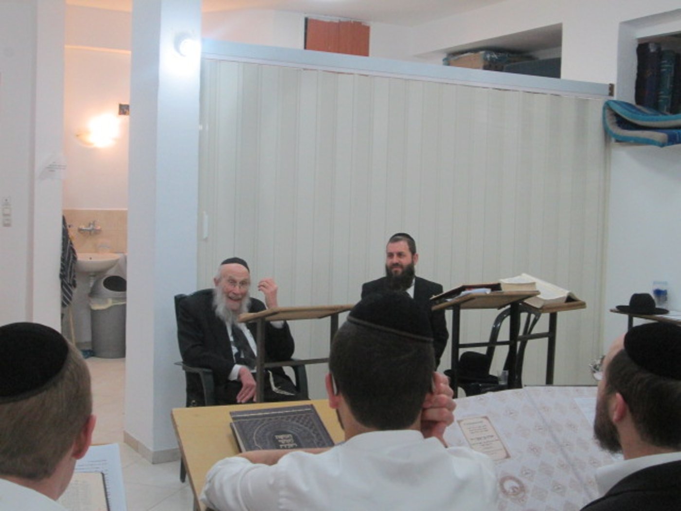 ראש הישיבה הגאון רבי יהושע אייכנשטיין בישיבת קיבוץ 'חיי דעת'