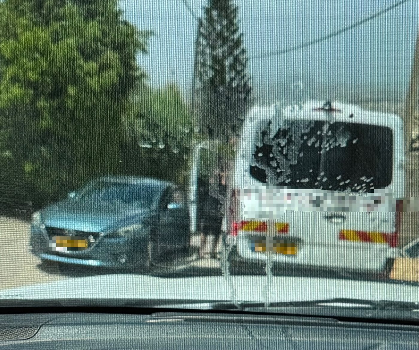 "חשב שצעקו עליו": יצא עם סלע וניפץ את רכב ההסעות בגלל ויכוח טיפשי