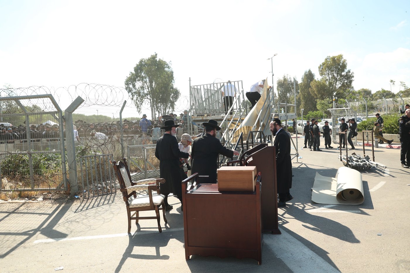 המחאה כעת מחוץ לכלא 10