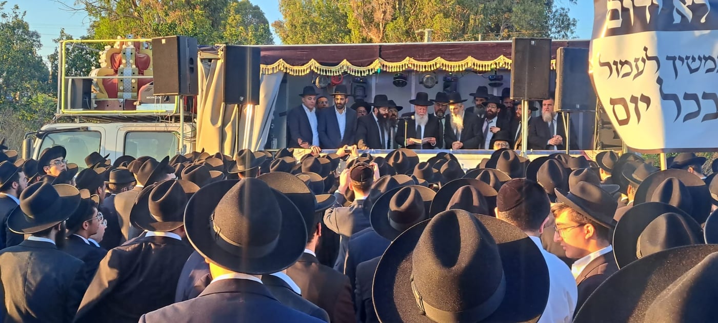 אחרי מעצר האברך: מאות תלמידי הישיבה הגיעו למחאת ענק מחוץ לכלא