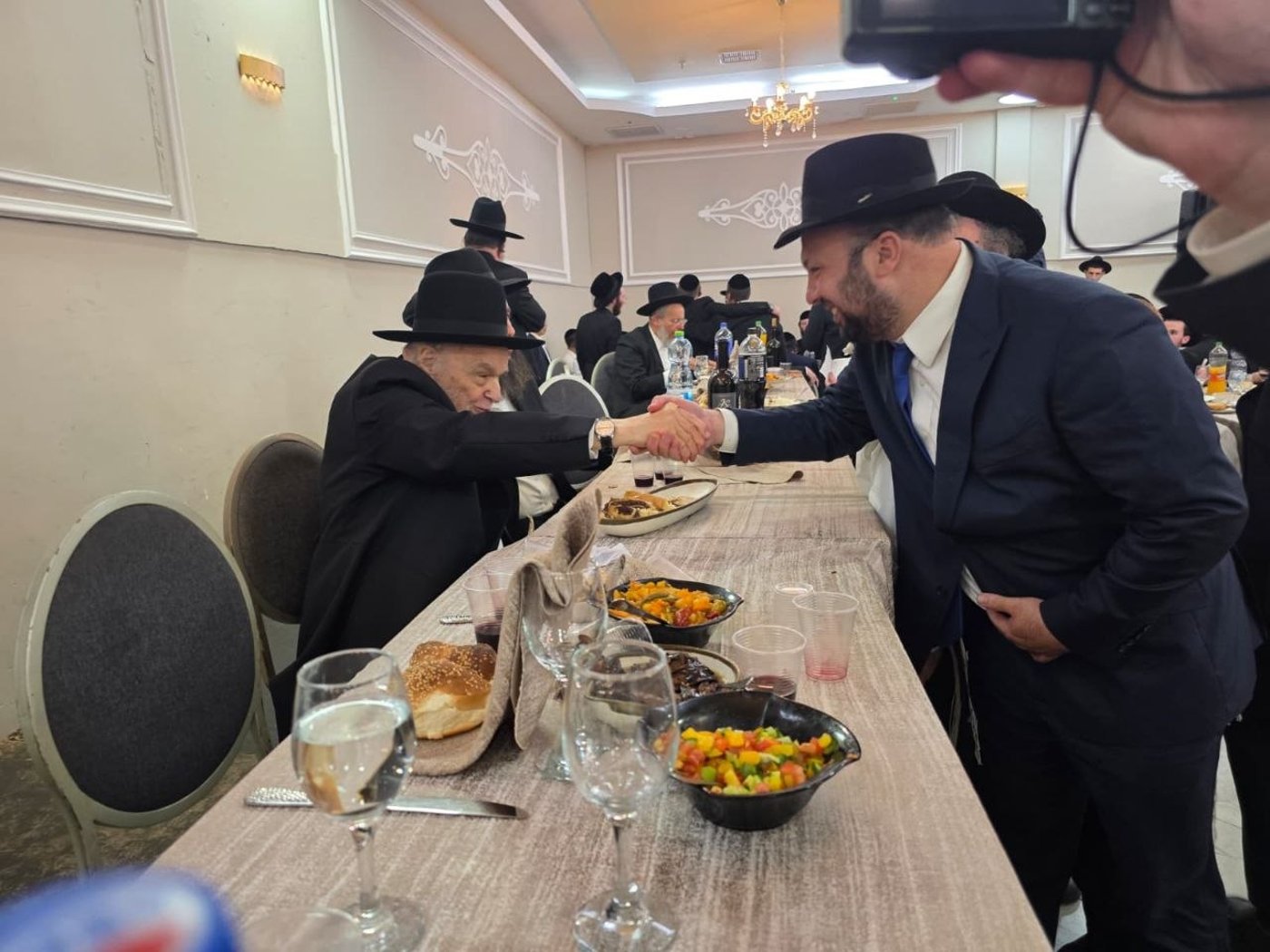הסוד המסעיר סביב מצבו של האדמו"ר | 'זיידל'ע' עם כל התמונות, הנייעס והחשיפות של השבוע