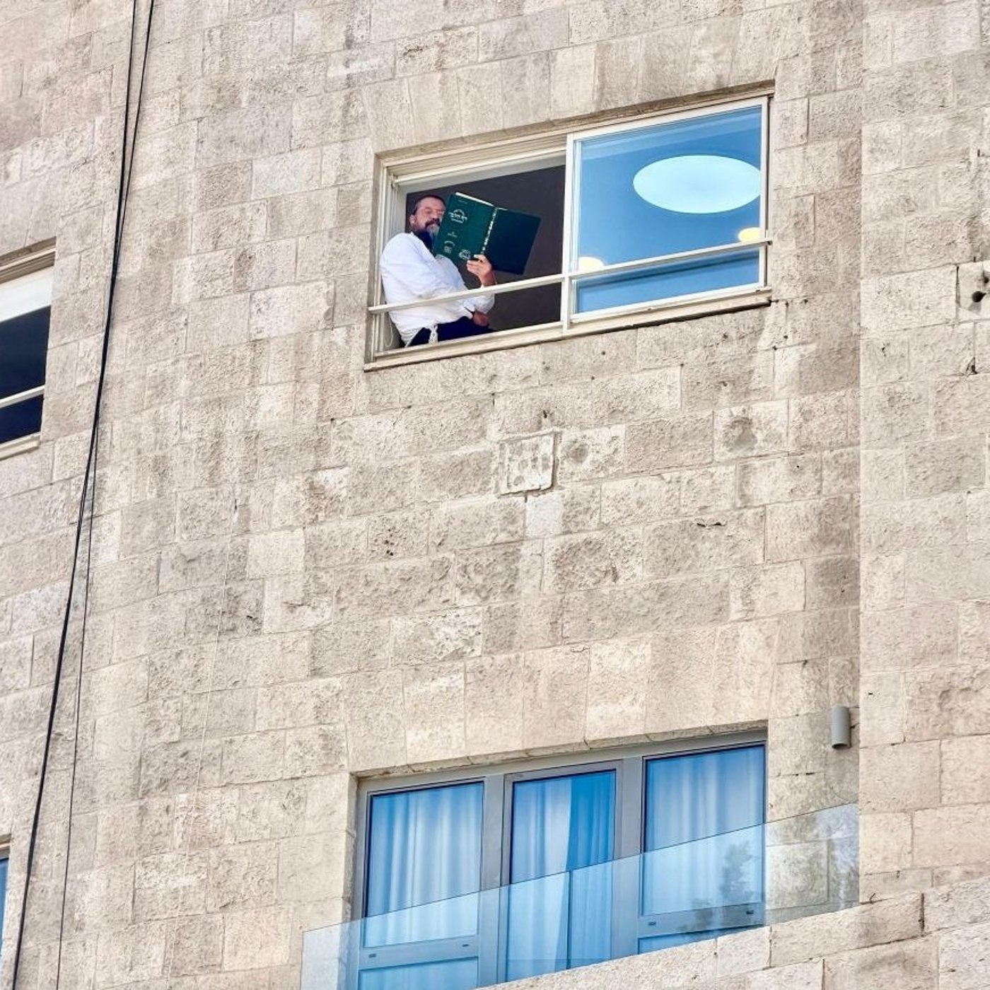 הסוד המסעיר סביב מצבו של האדמו"ר | 'זיידל'ע' עם כל התמונות, הנייעס והחשיפות של השבוע
