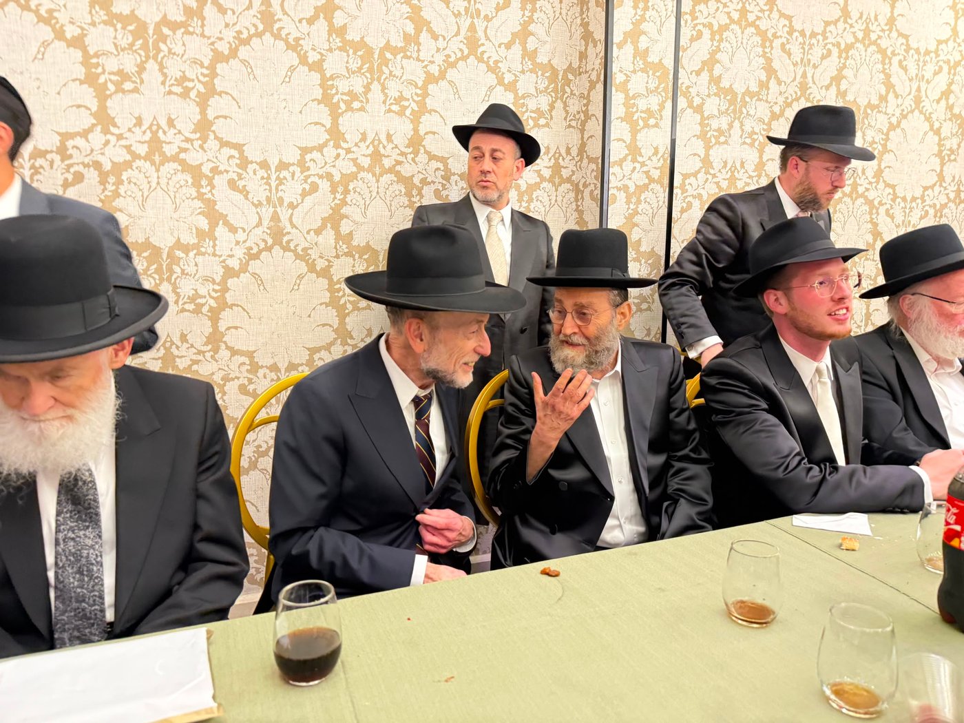 הסוד המסעיר סביב מצבו של האדמו"ר | 'זיידל'ע' עם כל התמונות, הנייעס והחשיפות של השבוע