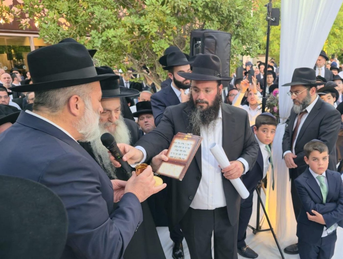 הסוד המסעיר סביב מצבו של האדמו"ר | 'זיידל'ע' עם כל התמונות, הנייעס והחשיפות של השבוע