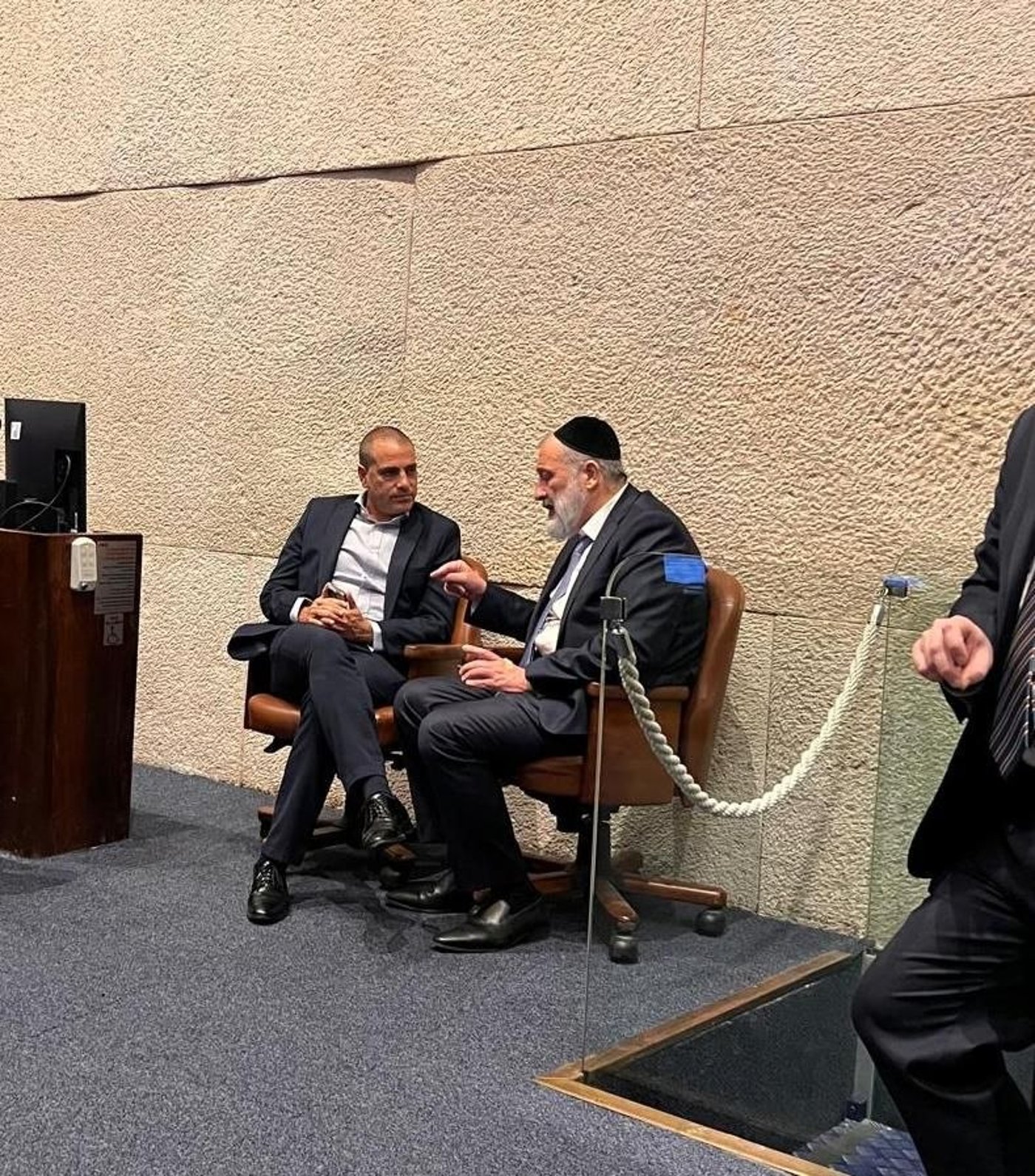 הסוד המסעיר סביב מצבו של האדמו"ר | 'זיידל'ע' עם כל התמונות, הנייעס והחשיפות של השבוע