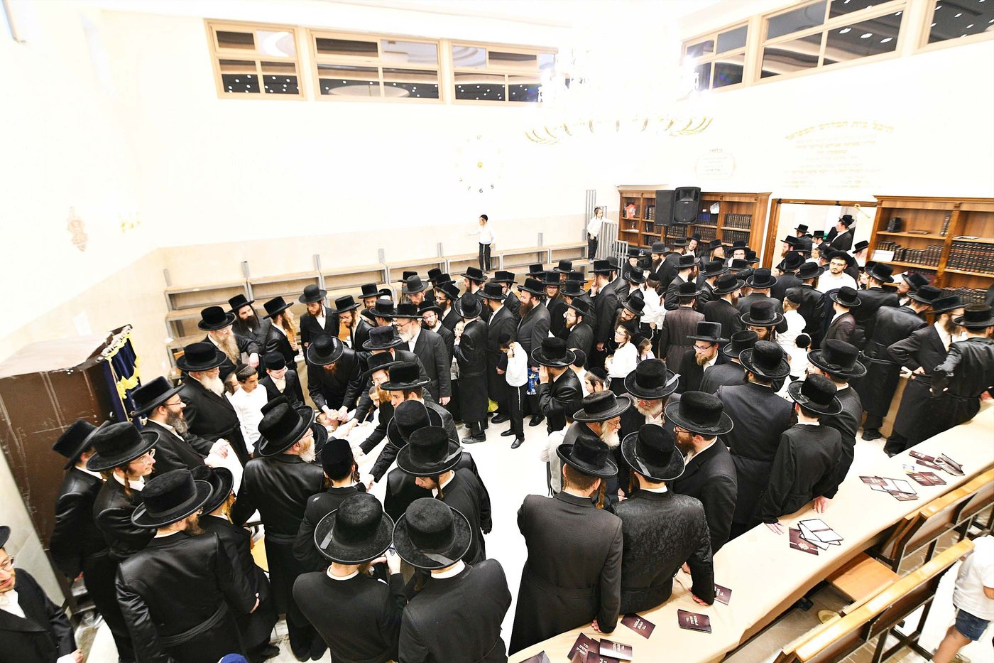 הרה"צ רבי אהרן מנעדיל טווערסקי בהכנסת ס"ת בבית שמש