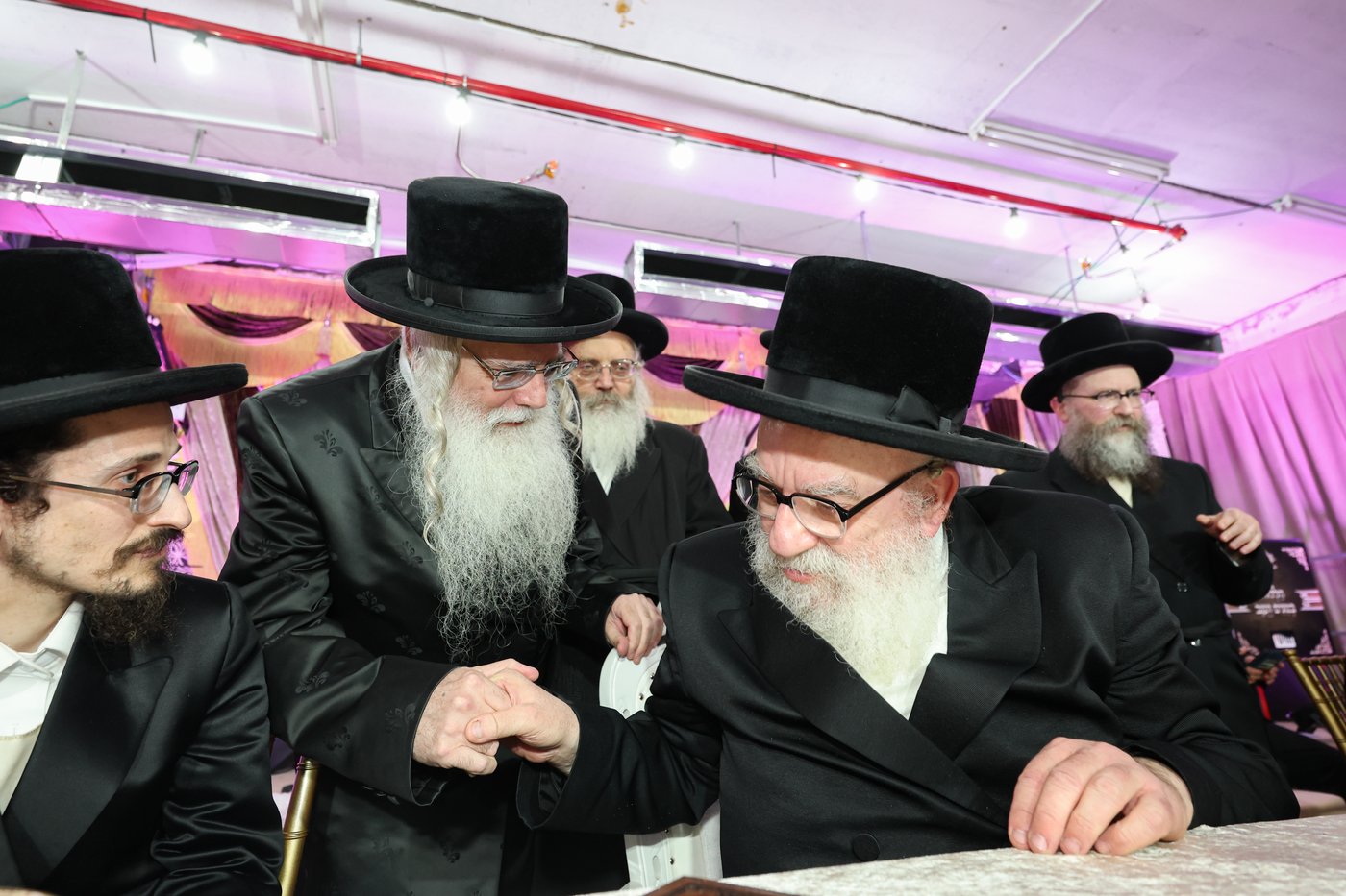 הרה"צ רבי אהרן מנעדיל טווערסקי בהכנסת ס"ת בבית שמש
