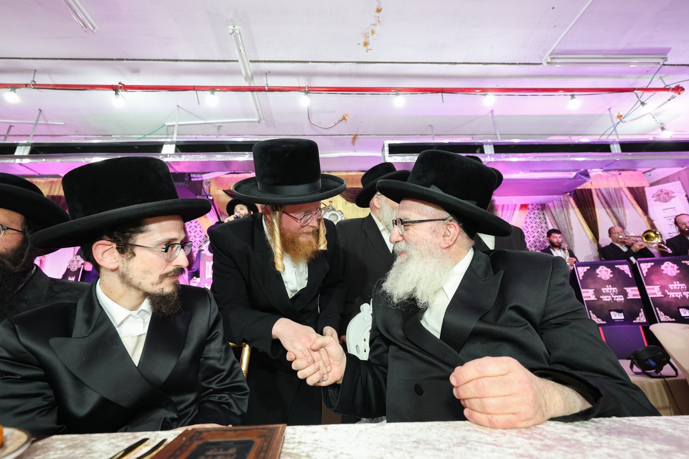 הרה"צ רבי אהרן מנעדיל טווערסקי בהכנסת ס"ת בבית שמש