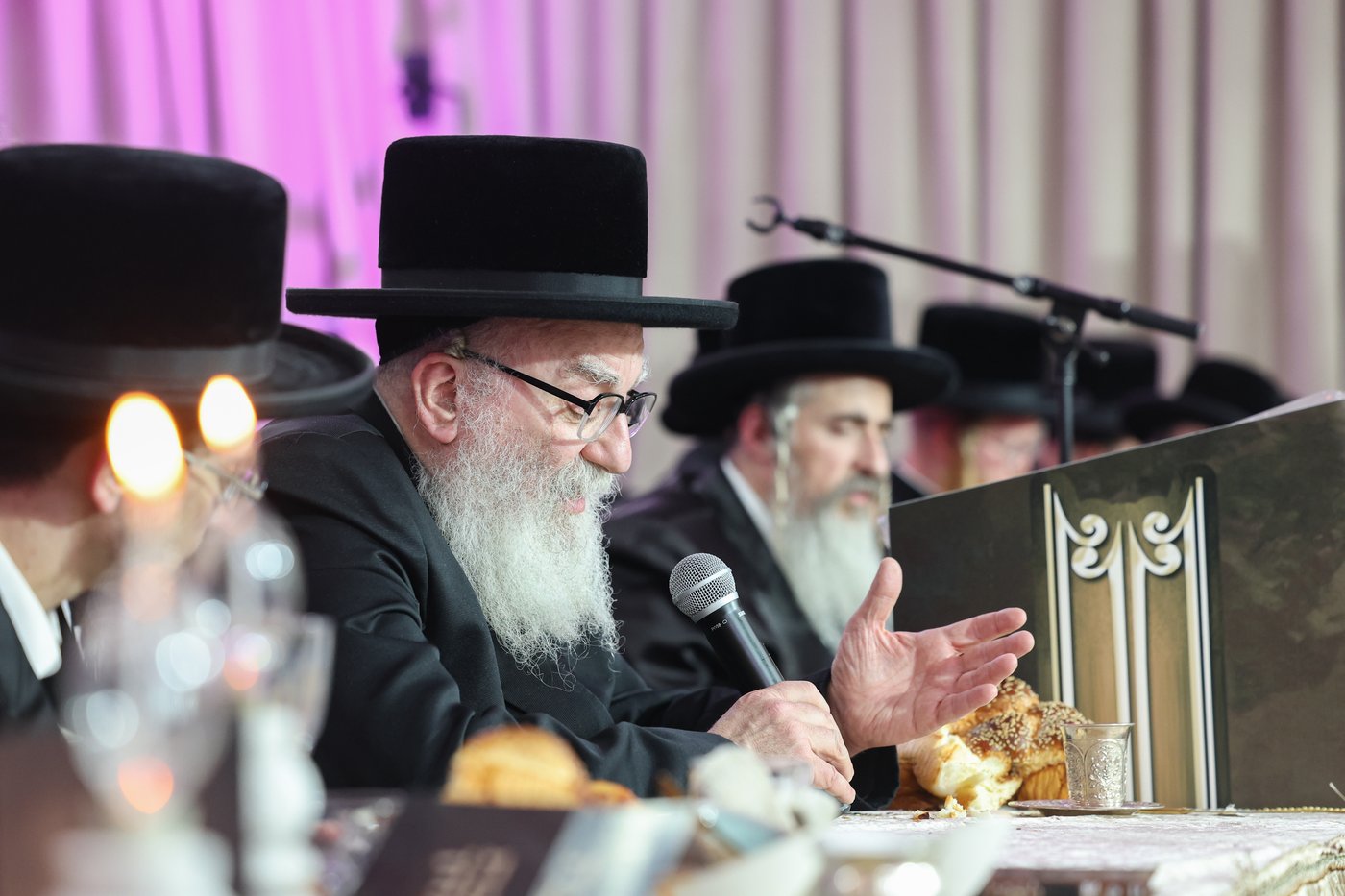 הרה"צ רבי אהרן מנעדיל טווערסקי בהכנסת ס"ת בבית שמש