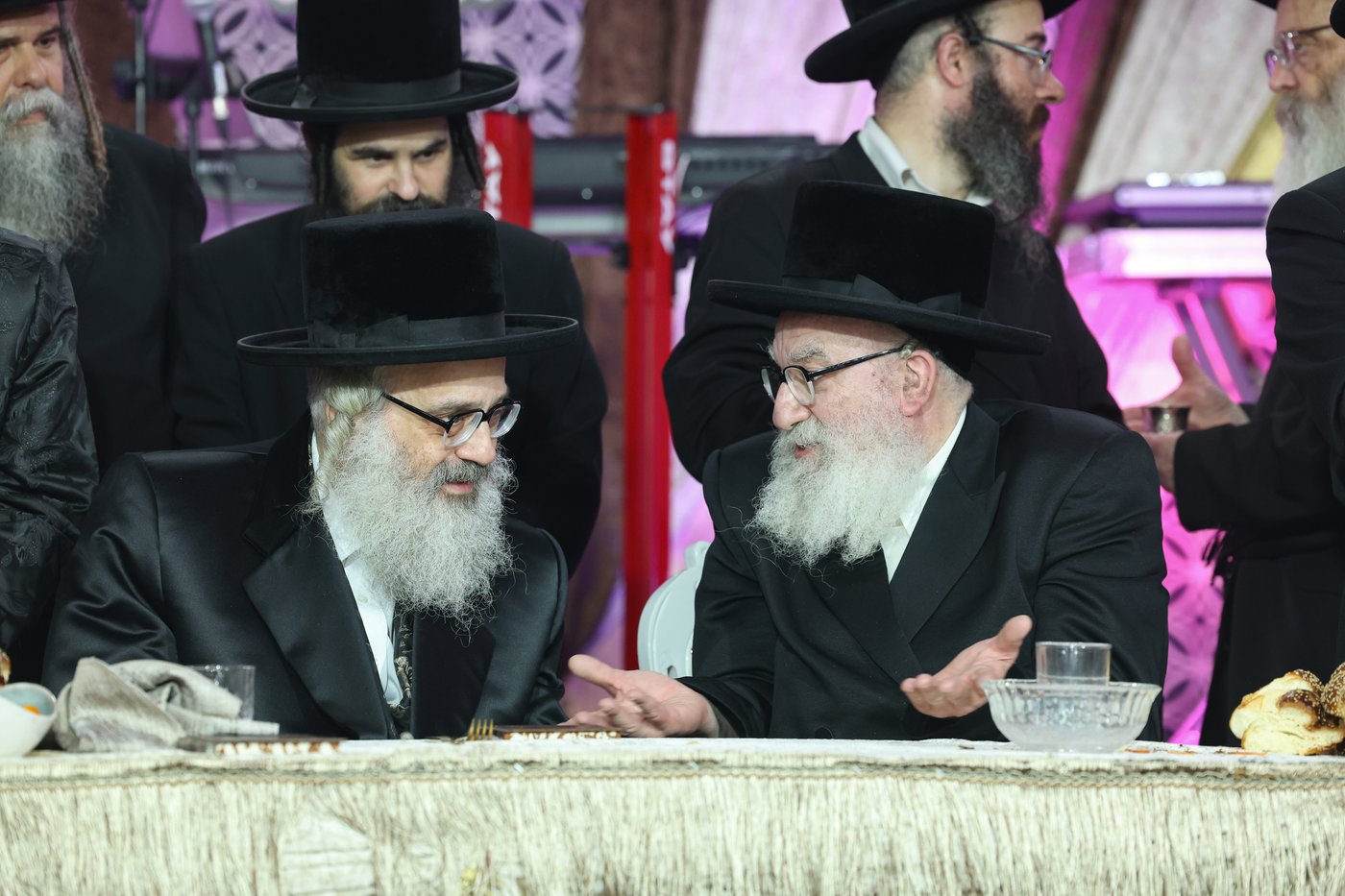 הרה"צ רבי אהרן מנעדיל טווערסקי בהכנסת ס"ת בבית שמש