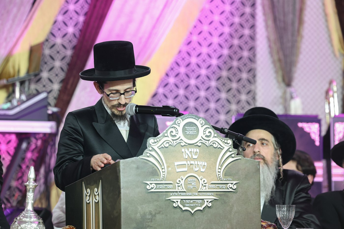 הרה"צ רבי אהרן מנעדיל טווערסקי בהכנסת ס"ת בבית שמש