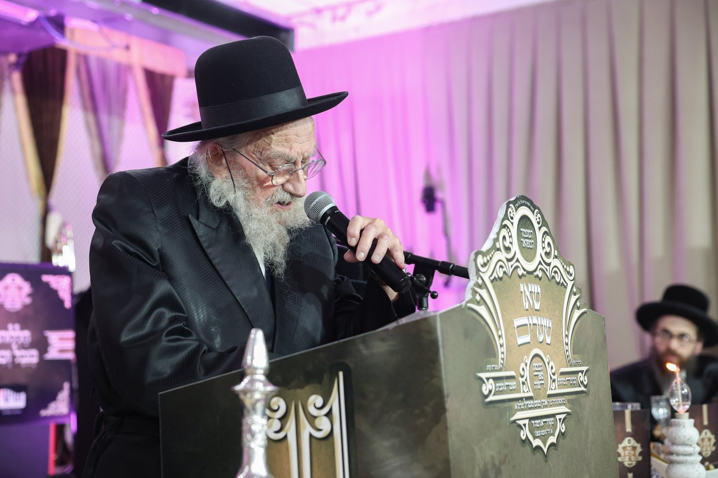 הרה"צ רבי אהרן מנעדיל טווערסקי בהכנסת ס"ת בבית שמש