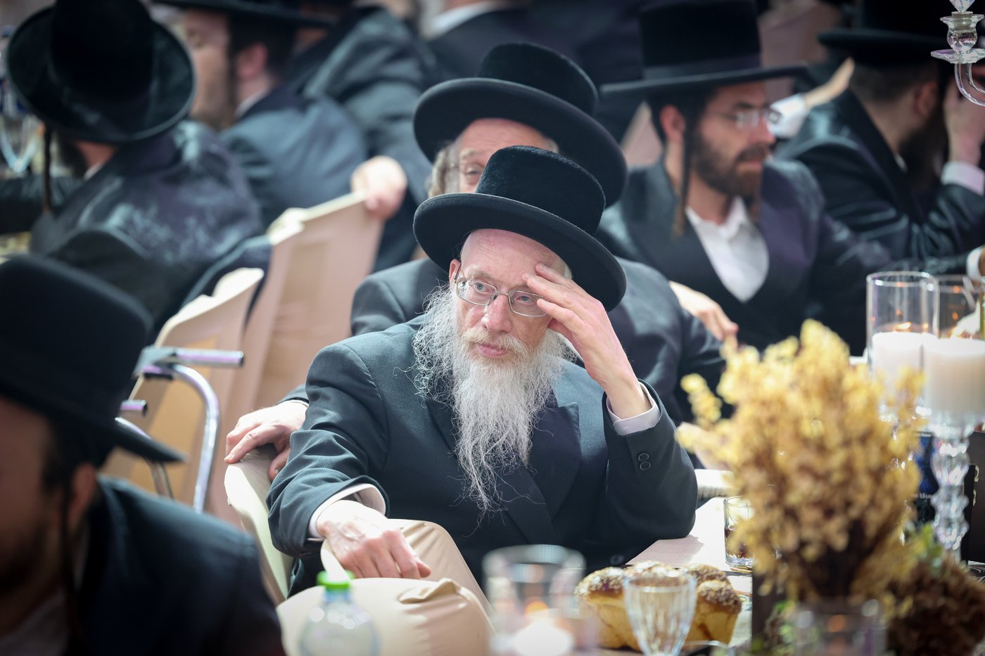 הרה"צ רבי אהרן מנעדיל טווערסקי בהכנסת ס"ת בבית שמש