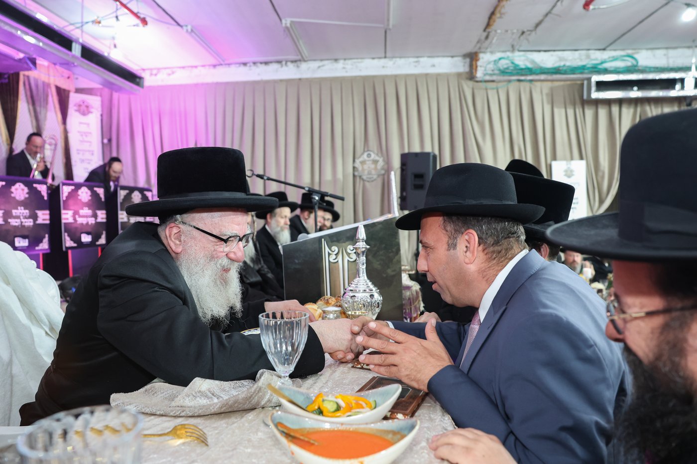הרה"צ רבי אהרן מנעדיל טווערסקי בהכנסת ס"ת בבית שמש