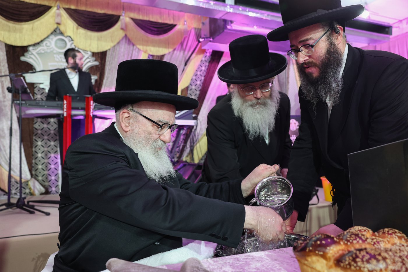 הרה"צ רבי אהרן מנעדיל טווערסקי בהכנסת ס"ת בבית שמש