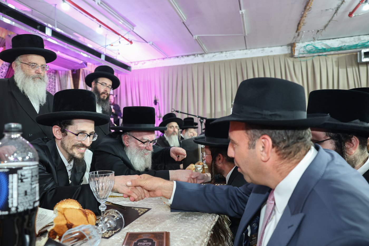 הרה"צ רבי אהרן מנעדיל טווערסקי בהכנסת ס"ת בבית שמש
