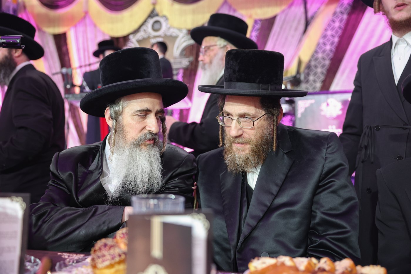 הרה"צ רבי אהרן מנעדיל טווערסקי בהכנסת ס"ת בבית שמש