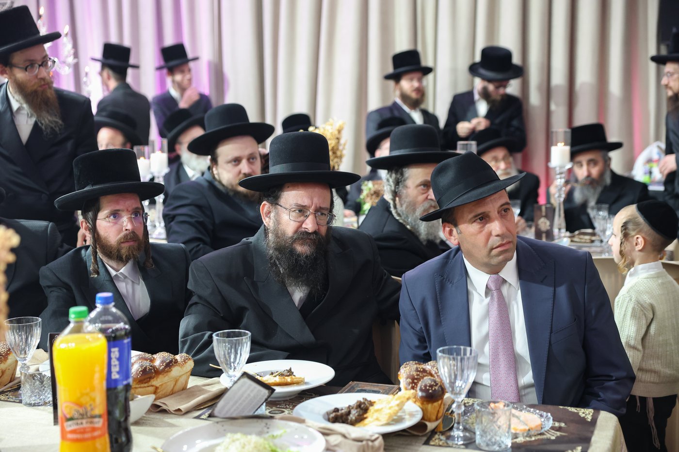 הרה"צ רבי אהרן מנעדיל טווערסקי בהכנסת ס"ת בבית שמש