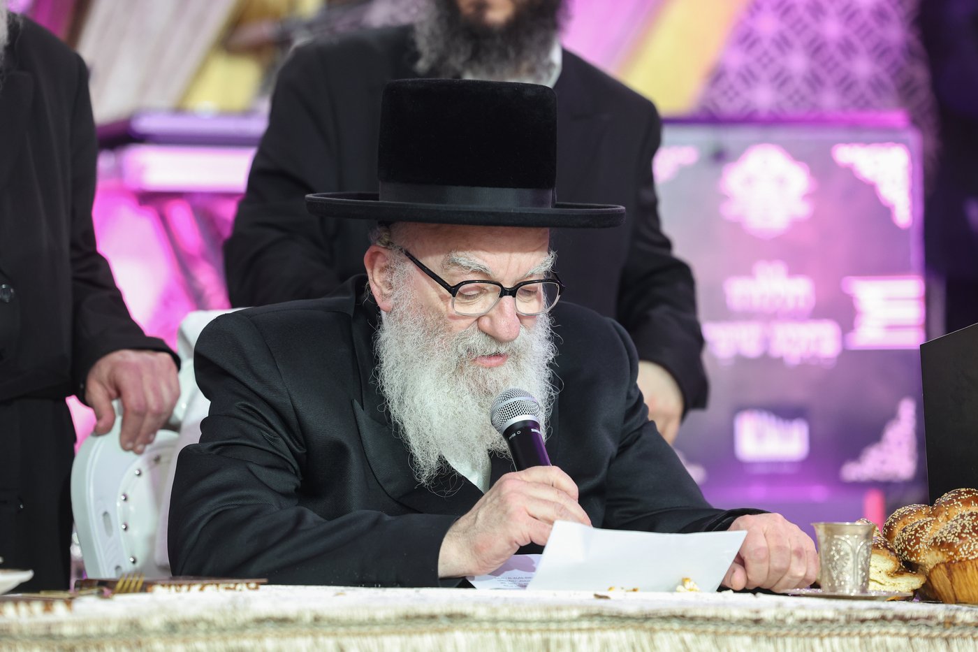 הרה"צ רבי אהרן מנעדיל טווערסקי בהכנסת ס"ת בבית שמש