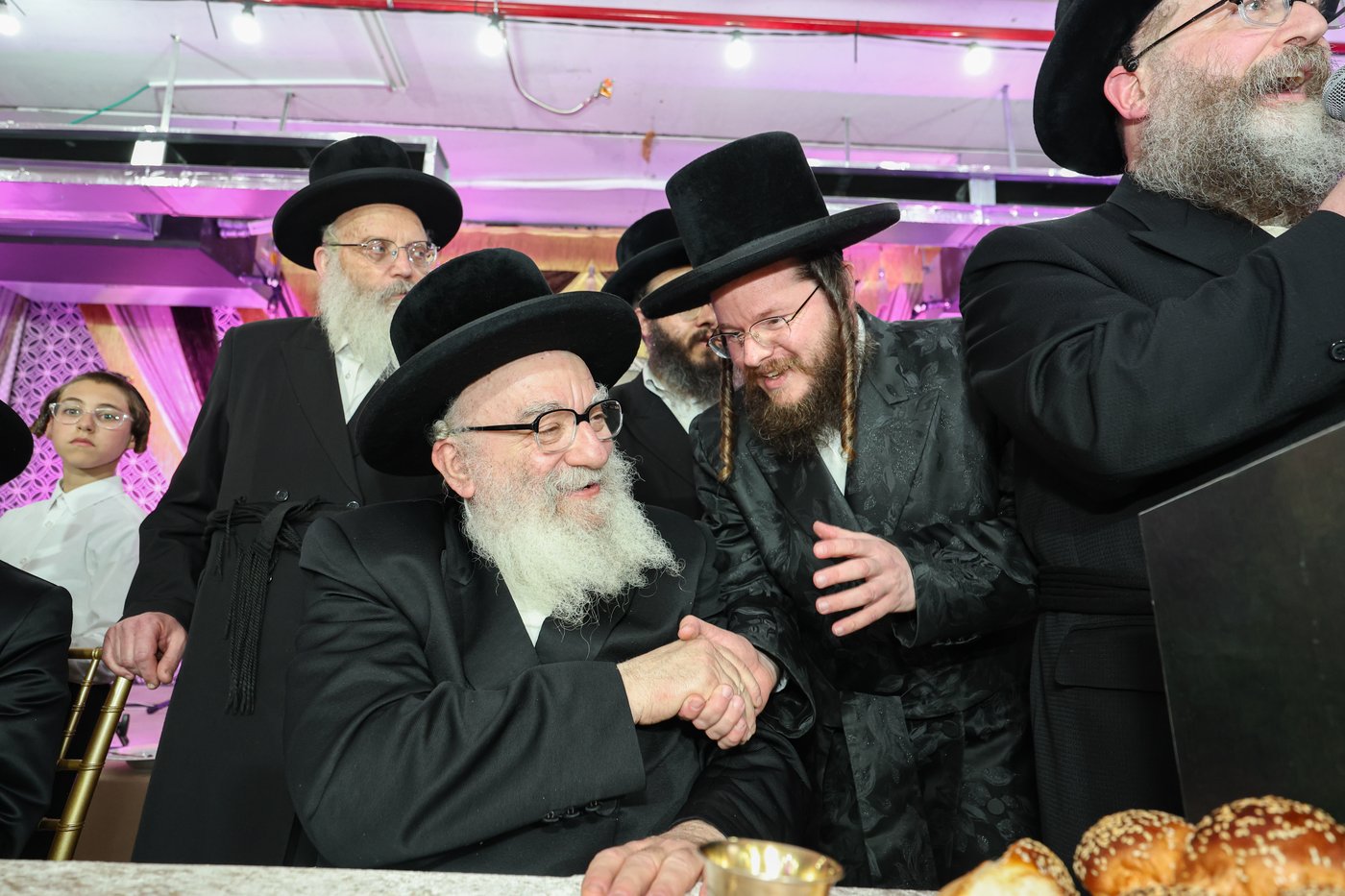 הרה"צ רבי אהרן מנעדיל טווערסקי בהכנסת ס"ת בבית שמש