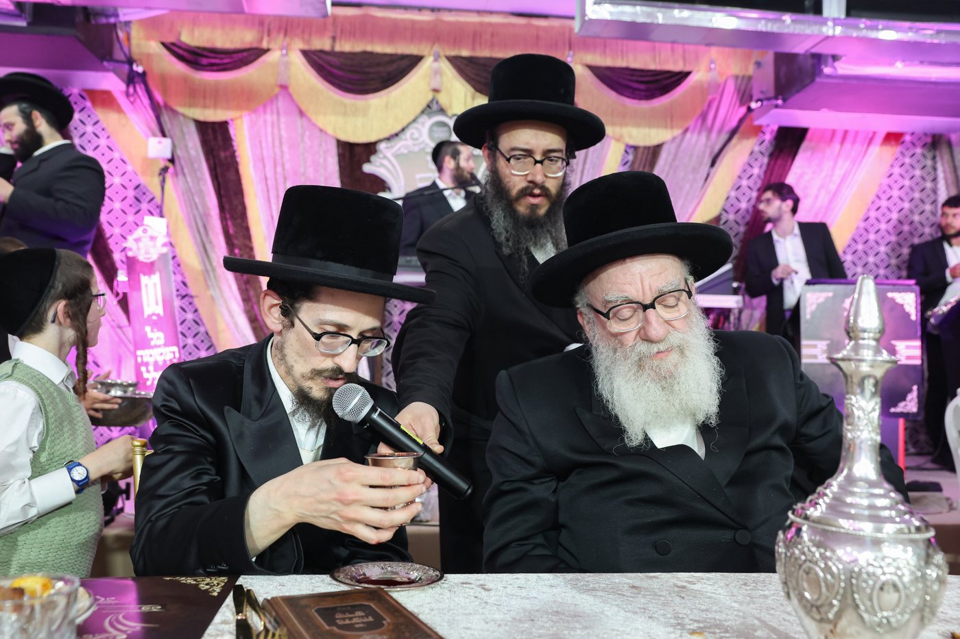 הרה"צ רבי אהרן מנעדיל טווערסקי בהכנסת ס"ת בבית שמש