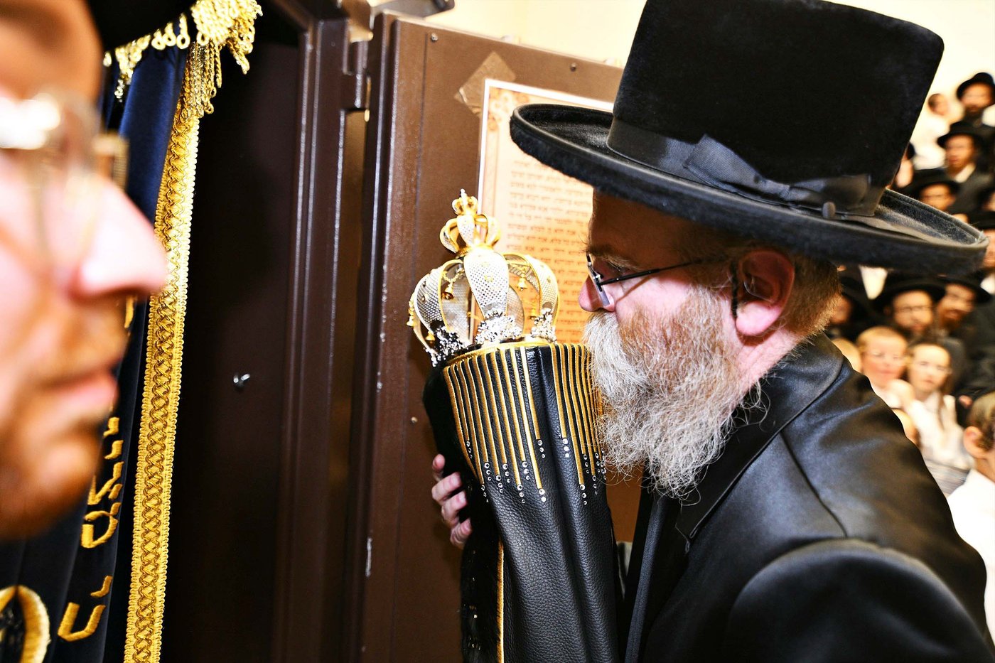 הרה"צ רבי אהרן מנעדיל טווערסקי בהכנסת ס"ת בבית שמש