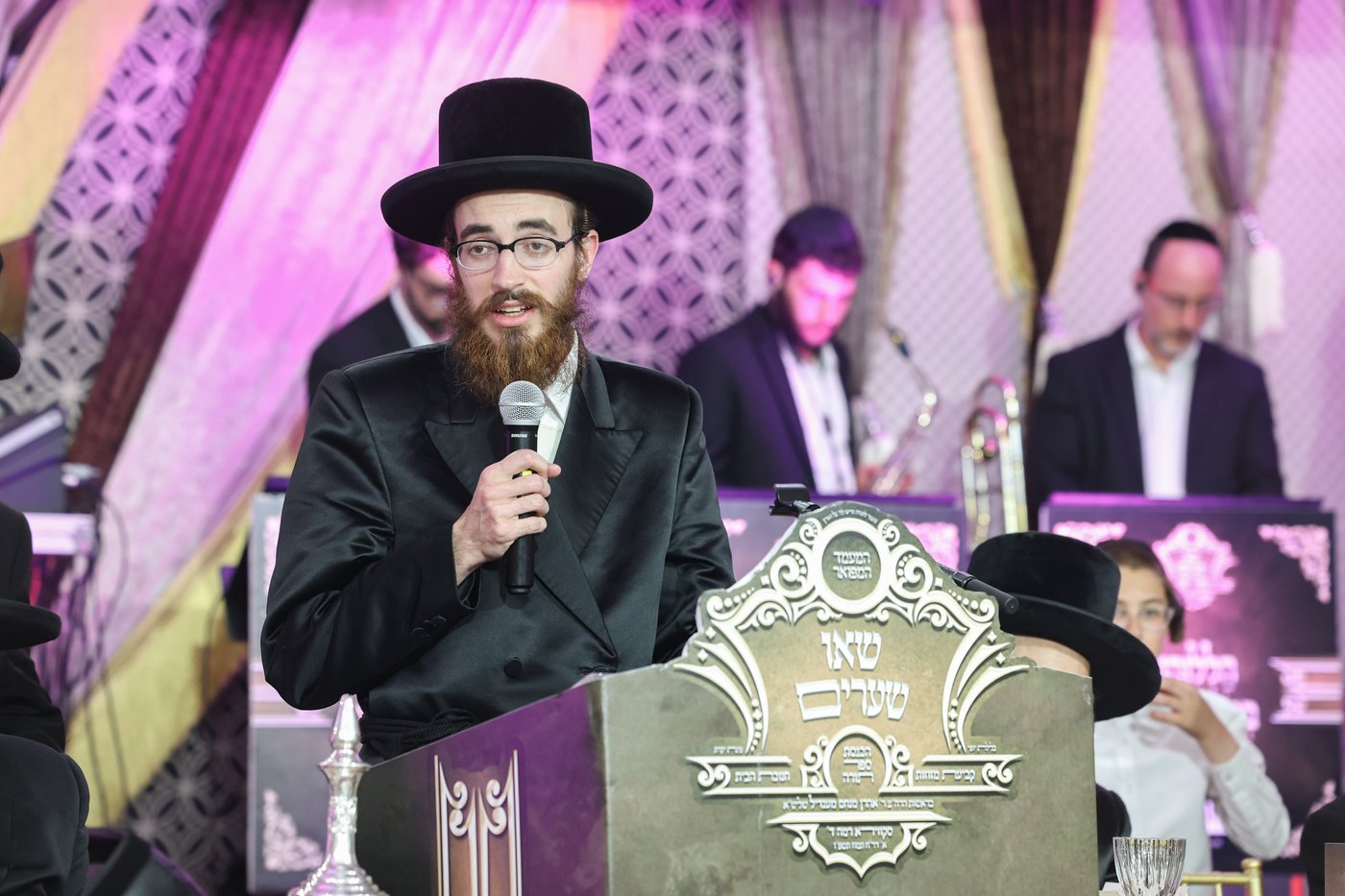 הרה"צ רבי אהרן מנעדיל טווערסקי בהכנסת ס"ת בבית שמש