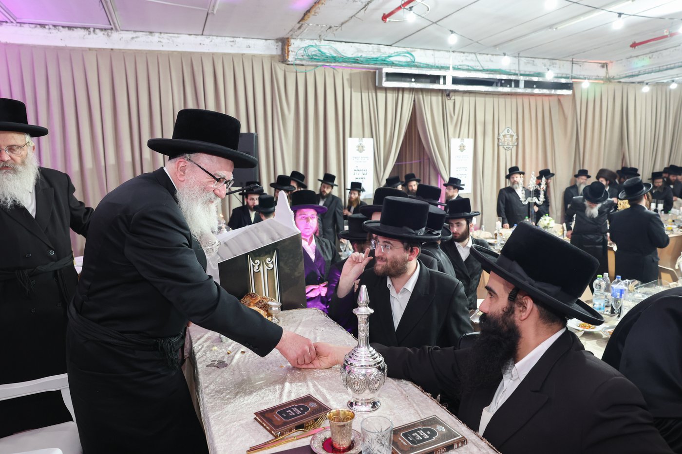 הרה"צ רבי אהרן מנעדיל טווערסקי בהכנסת ס"ת בבית שמש